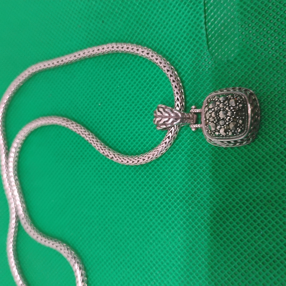 Elegant Silver Necklace with Intricate Pendant